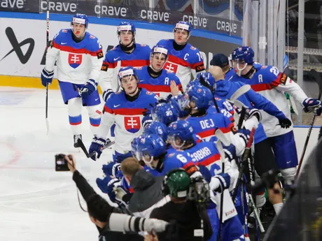 Dalibor Dvorský sa so spoluhráčmi teší po strelenom góle v zápase Slovensko - Nórsko na MS v hokeji do 20 rokov 2024.