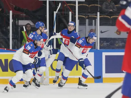 Dalibor Dvorský sa so spoluhráčmi teší po strelenom góle v zápase Slovensko - Nórsko na MS v hokeji do 20 rokov 2024.
