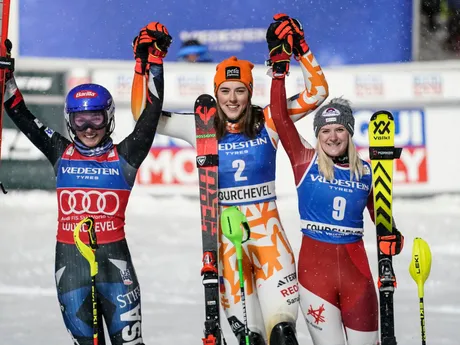 Petra Vlhová (uprostred) druhou Američankou Mikaelou Shiffrinovou (vľavo) a treťou Rakúšankou Katharinou Truppeovou v cieli slalomu v Courcheveli.