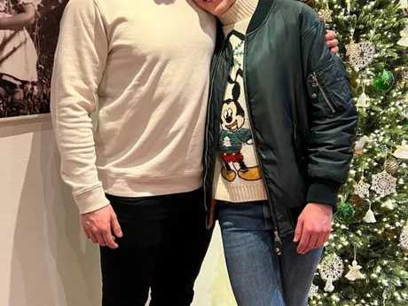 Petra Vlhová s priateľom Michalom pri vianočnom stromčeku. 