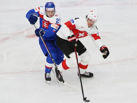 Peter Repčík (vľavo) a Rodwin Dionicio v zápase Slovensko - Švajčiarsko na MS v hokeji do 20 rokov 2024.