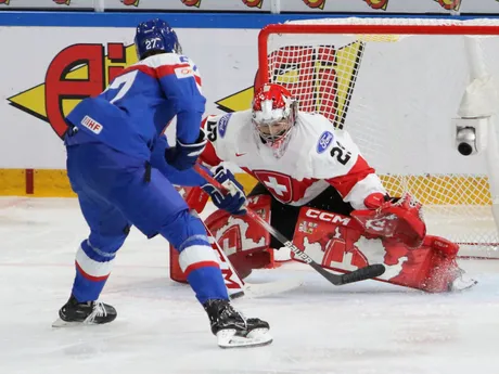 Samuel Honzek počas samostatného nájazdu v zápase Slovensko - Švajčiarsko na MS v hokeji do 20 rokov 2024.