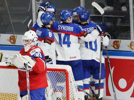 Slovenskí reprezentanti sa tešia po strelenom góle v zápase Slovensko - Nórsko na MS v hokeji do 20 rokov 2024.