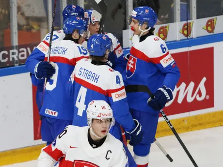 Samuel Honzek sa so spoluhráčmi teší po strelenom góle v zápase Slovensko - Švajčiarsko na MS v hokeji do 20 rokov 2024.