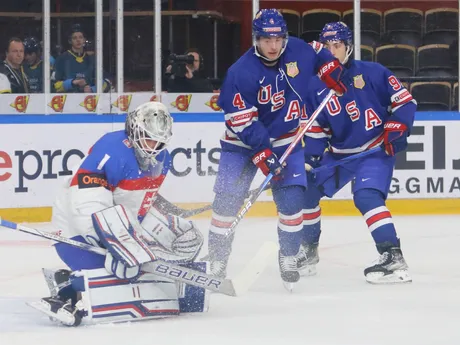 Brankár Rastislav Eliaš v zápase Slovensko - USA na MS v hokeji do 20 rokov 2024.