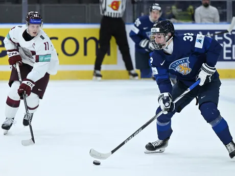 Dans Locmelis a Emil Hemming v zápase Lotyšsko - Fínsko na MS v hokeji U20 2024. 