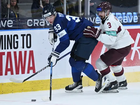 Jani Nyman a Viktors Kurbaka v zápase Lotyšsko - Fínsko na MS v hokeji U20 2024. 