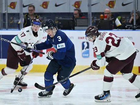Otto Salin a Davis Borozinskis v zápase Lotyšsko - Fínsko na MS v hokeji U20 2024. 