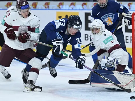 Jani Nyman, Toms Mots a Deivs Rolovs v zápase Lotyšsko - Fínsko na MS v hokeji U20 2024. 