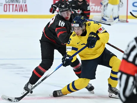 Matthew Wood a Felix Unger v zápase Kanada - Švédsko na MS v hokeji U20 2024. 