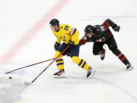 Tom Willander a Conor Geekie v zápase Kanada - Švédsko na MS v hokeji U20 2024. 