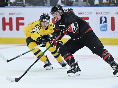 Liam Ă–hgren a Ty Nelson v zápase Kanada - Švédsko na MS v hokeji U20 2024. 