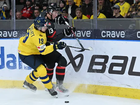 Rasmus Rudslatt, a Maveric Lamoureux v zápase Kanada - Švédsko na MS v hokeji U20 2024. 