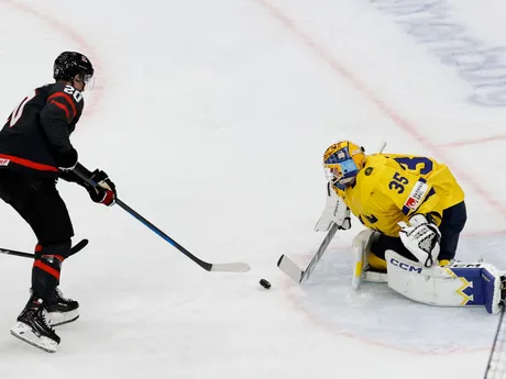 Carson Rehkopf a Hugo Havelid v zápase Kanada - Švédsko na MS v hokeji U20 2024. 