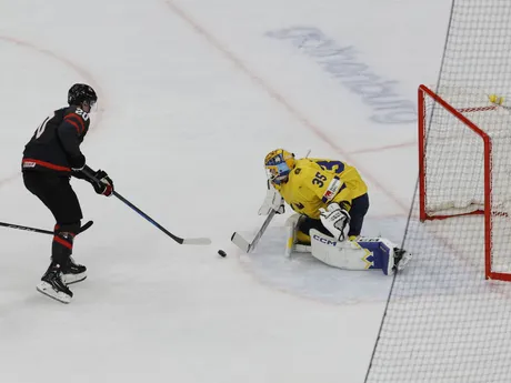 Carson Rehkopf a Hugo Havelidduring v zápase Kanada - Švédsko na MS v hokeji U20 2024. 