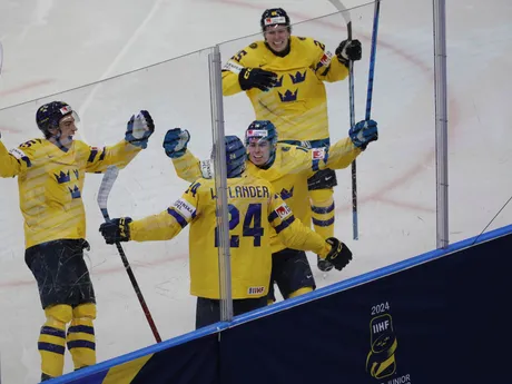 Tom Willander oslavuje gól v zápase Kanada - Švédsko na MS v hokeji hráčov do 20 rokov 2024. 
