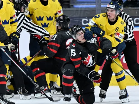 Noah Ostlund a Matthew Poitras v zápase Kanada - Švédsko na MS v hokeji U20 2024. 