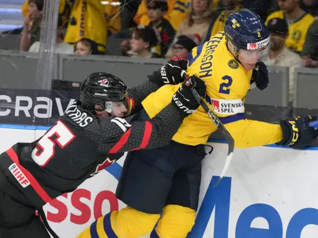 Matthew Poitras  a Elias Pettersson v zápase Kanada - Švédsko na MS v hokeji U20 2024. 