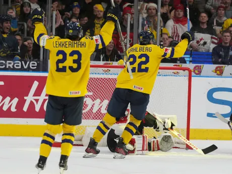 Jonathan Lekkerimaki a Anton Wahlberg v zápase Kanada - Švédsko na MS v hokeji U20 2024.