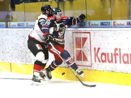 Andrej Bíreš a Martin Jakúbek počas zápasu 33. kola hokejovej Tipos extraligy HKM Zvolen – HC '05 Banská Bystrica.
