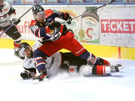 Ivan Ďatelinka a Martin Jakúbek  počas zápasu 33. kola hokejovej Tipos extraligy HKM Zvolen – HC '05 Banská Bystrica. 