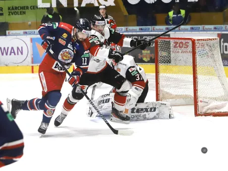 Radovan Bondra a Patrik Bačík počas zápasu 33. kola hokejovej Tipos extraligy HKM Zvolen – HC '05 Banská Bystrica. 