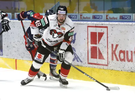 Ivan Ďatelinka počas zápasu 33. kola hokejovej Tipos extraligy HKM Zvolen – HC '05 Banská Bystrica. 