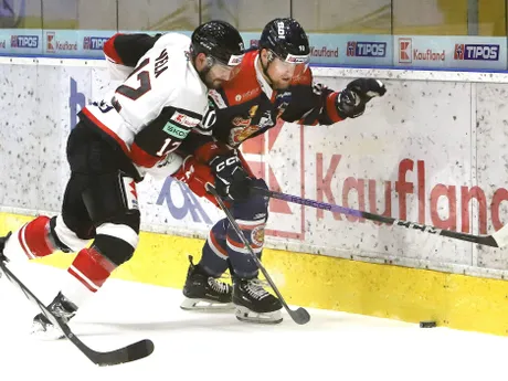 Marcus Vela a Miroslav Mucha počas zápasu 33. kola hokejovej Tipos extraligy HKM Zvolen – HC '05 Banská Bystrica.