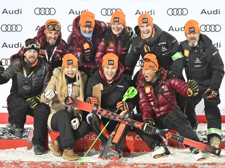 Petra Vlhová a jej tím sa tešia po druhom mieste v nočnom slalome vo Flachau.