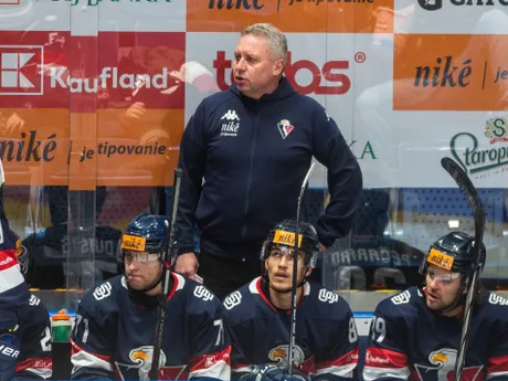 Tréner Slovana Peter Oremus spolu s hráčmi počas 38. kola Tipos extraligy HC Slovan Bratislava - HC Mikron Nové Zámky. 