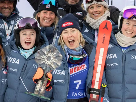 Mikaela Shiffrinová so svojim tímom počas obrovského slalomu v Jasnej 2024.