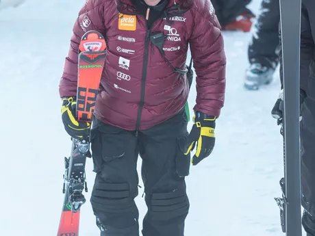 Mauro Pini po páde slovenskej lyžiarky Petry Vlhovej počas prvého kola obrovského slalomu v Jasnej.