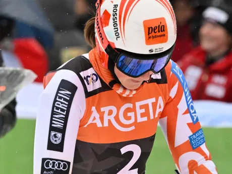 Sklamaná Petra Vlhová v cieli 2. kola obrovského slalomu v Kranjskej Gore.