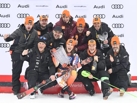 Petra Vlhová a členovia jej tímu sa tešia po víťazstve v slalome v Kranjskej Gore.
