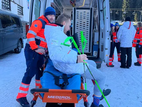 Adam Žampa musel byť prevezený do nemocnice, pri ukážke trati v Jasnej sa zranil. 