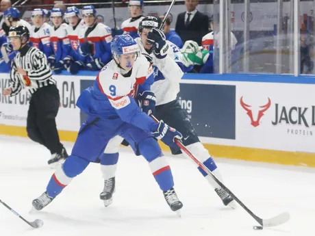 Adam Žlnka v zápase Slovensko - Fínsko vo štvrťfinále MS v hokeji do 20 rokov 2024.