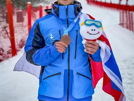 Andrej Barnáš s bronzovou medailou za super-G na ZOH mládeže 2024.