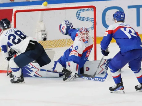 Adam Gajan inkasuje gól v predĺžení v zápase Slovensko - Fínsko vo štvrťfinále MS v hokeji do 20 rokov 2024.