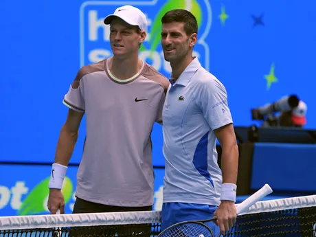 Novak Djokovič a Jannik Sinner pózujú pred semifinále Australian Open.