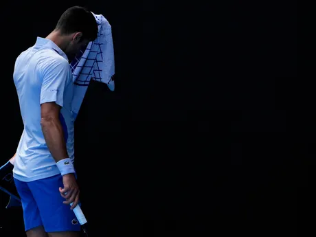 Novak Djokovič v semifinálovom zápase Australian open proti Jannikovi Sinnerovi.