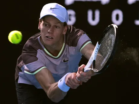 Jannik Sinner v semifinálom zápase Australian Open proti Novakovi Djokovičovi.