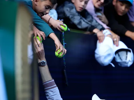 Jannik Sinner rozdáva podpisy po postupe do finále Australian Open.