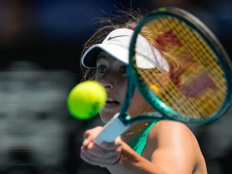 Renáta Jamrichová odvracia loptičku vo finále junioriek na Australian Open 2024.