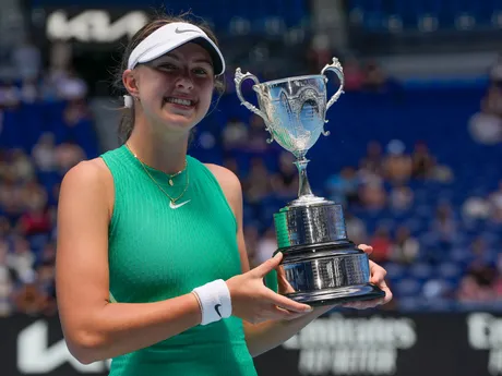 Renáta Jamrichová s trofejou pre víťazku juniorskej dvojhry na Australian Open 2024.