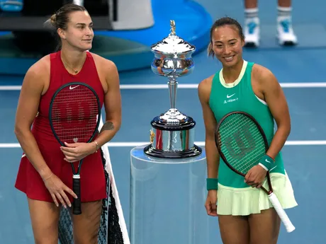 Aryna Sabalenková a Čeng Čchin-wen pózujú s trofejou pred finále.