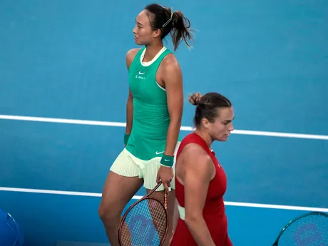 Čeng Čchin-wen a Aryna Sabalenková v úvode finále.