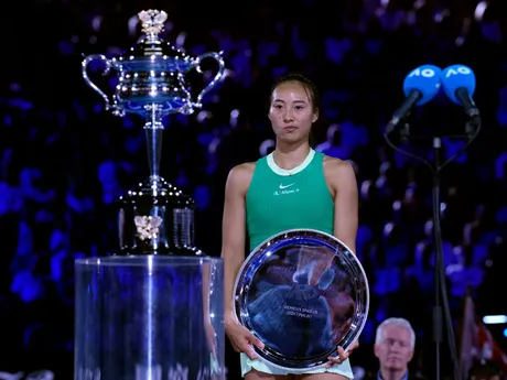 Čeng Čchin-wen s trofejou za druhé miesto na Australian Open 2024.