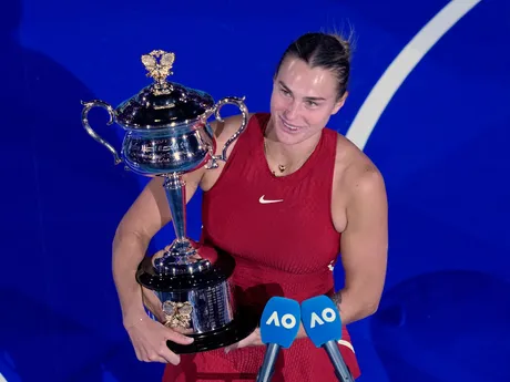 Aryna Sabalenková s trofejou.