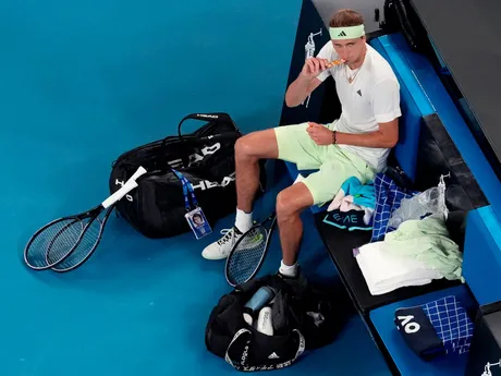Nemecký tenista Alexander Zverev počas prestávky v zápase s Lukášom Kleinom.