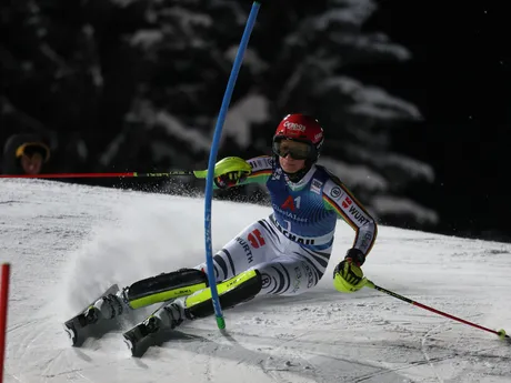 Lena Duerrová otvorila preteky nočného slalomu vo Flachau.